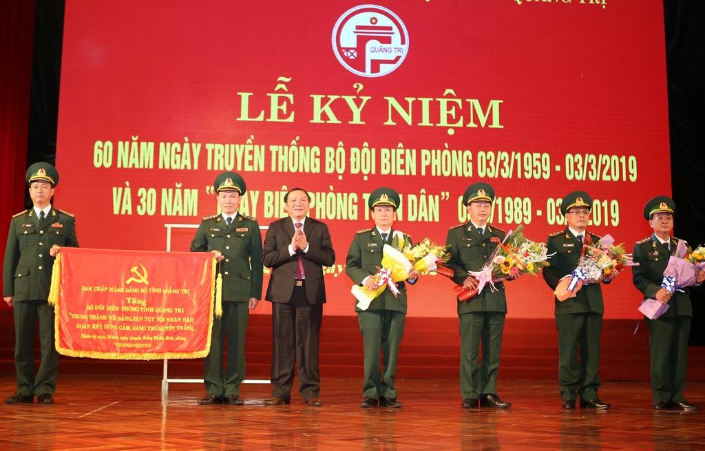 Bí thư Tỉnh ủy Quảng Trị Nguyễn Văn Hùng tặng bức trướng của Ban chấp hành Đảng bộ tỉnh Quảng Trị cho Biên phòng tỉnh Quảng Trị. 