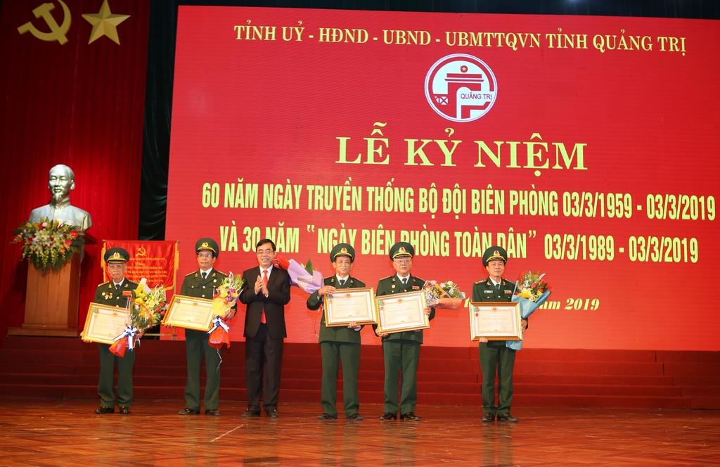 Thừa ủy quyền của Chủ tịch Nước, Chủ tịch UBND tỉnh Quảng Trị Nguyễn Đức Chính trao tặng Huân chương bảo vệ Tổ quốc cho các đồng chí nguyên là lãnh đạo Bộ đội Biên phòng tỉnh Quảng Trị.