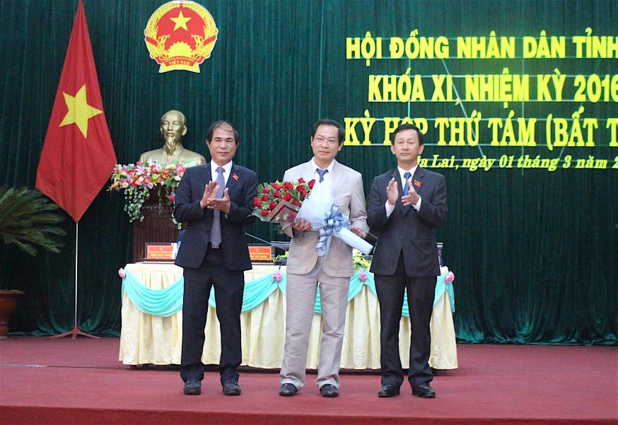 Ông Đỗ Tiến Đông (ở giữa) được bầu vào chức danh Phó chủ tịch UBND tỉnh Gia Lai.