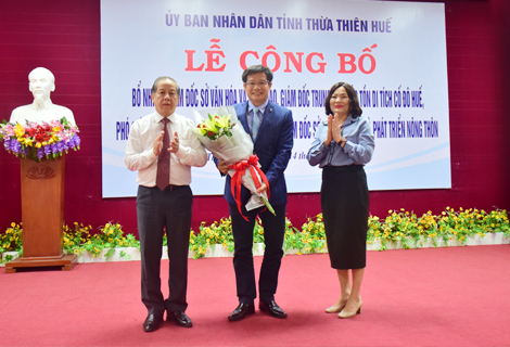 Chủ tịch UBND tỉnh Thừa Thiên Huế Phan Ngọc Thọ trao quyết định và tặng hoa chúc mừng ông Phan Thanh Hải