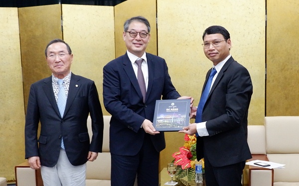 Phó chủ tịch Hồ Kỳ Minh tặng quà lưu niệm cho đại diện Tập đoàn GA