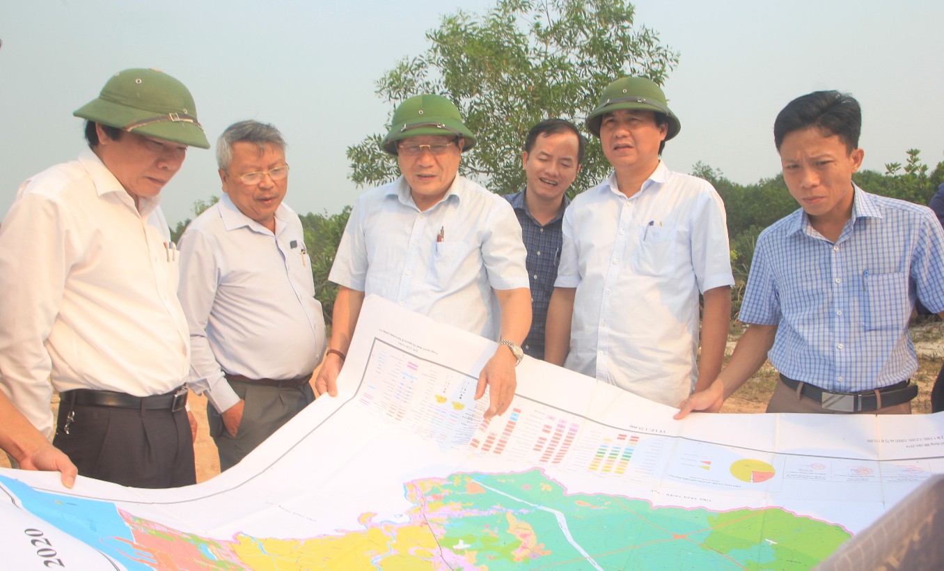 Lãnh đạo UBND tỉnh Quảng Trị cùng các ngành chức năng kiểm tra vị trí dự kiến thực hiện Dự án.