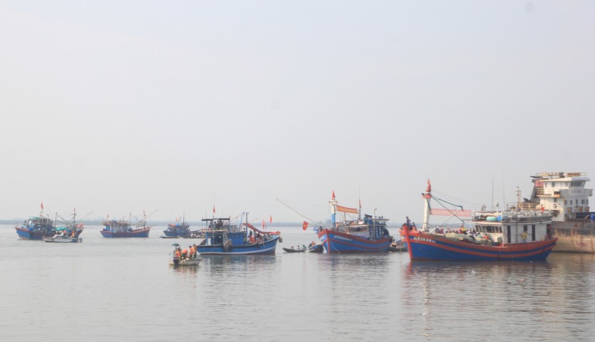 Tàu thuyền ngư dân Quảng Trị khởi động sau lễ ra quân khai thác thủy hải sản vụ Nam.