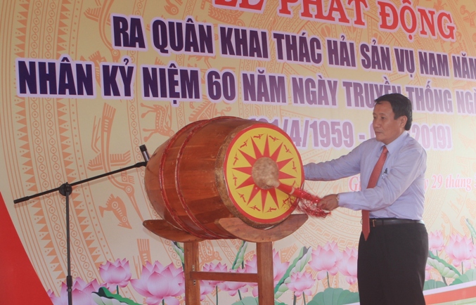 Ông Hà Sỹ Đồng, Phó Chủ tịch UBND tỉnh Quảng Trị đánh trống ra quân khai thác thủy hải sản vụ Nam.