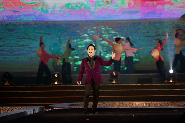 Tiết mục biểu diễn của ca sĩ Trọng Tấn tại đêm nhạc