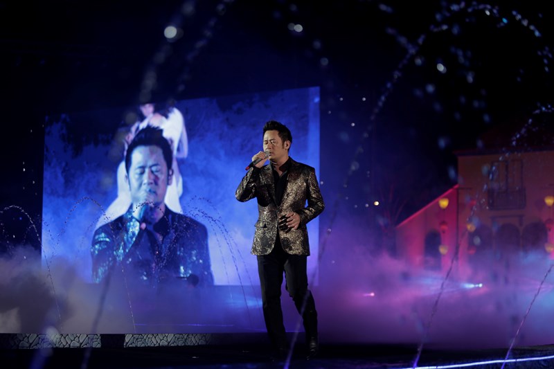 Nam ca sĩ Bằng Kiều biểu diễn tại sự kiện.