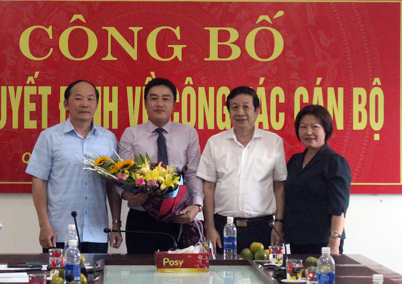 Lãnh đạo tỉnh Quảng Bình chúc mừng ông Đinh Hữu Thành, Giám đốc sở KH&ĐT nhận nhiệm vụ mới tại Huyện ủy Bố Trạch. Ảnh: Báo Quảng Bình