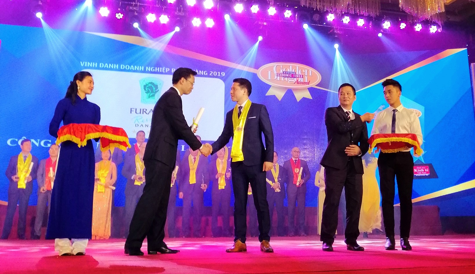 Ông Công Nghĩa Nam – Giám Đốc Kinh Doanh khu vực miền Bắc của Furama Resort Đà Nẵng đại diện nhận giải.
