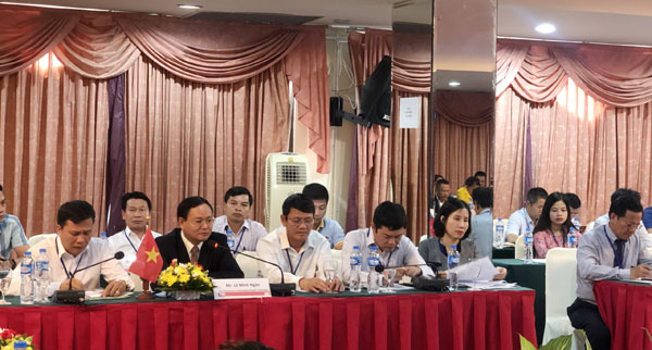 Các doanh nghiệp tham dự hội nghị đã đề xuất ý kiến bỏ thu phí ngoài giờ đối với hoạt động thương mại xuất nhập khẩu qua Cửa khẩu Cha Lo - Na Phao