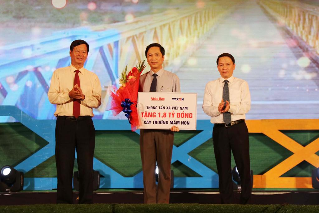 Tổng Giám đốc Thông tấn xã Việt Nam Nguyễn Đức Lợi trao tặng 1,8 tỷ đồng xây dựng 3 phòng học cho trường mầm non xã Triệu Tài, huyện Triệu Phong, Quảng Trị.