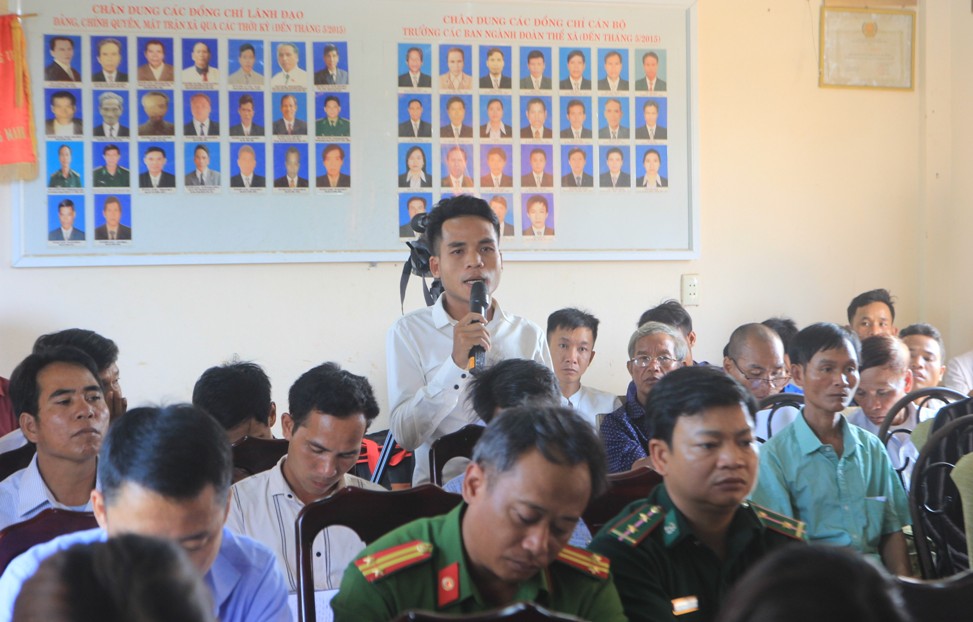 Cử tri huyện miền núi Quảng Trị đặt câu hỏi với các đại biểu Quốc hội.