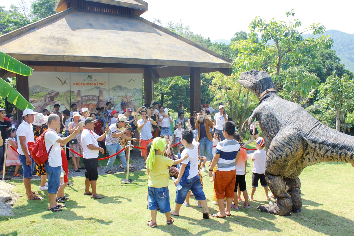 CVSKN Núi Thần Tài tặng 10.000 vé vào cổng cho trẻ em dưới 06 tuổi tham quan công viên Khủng Long.