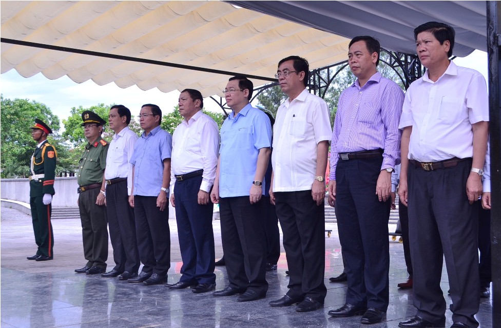 Phó Thủ tướng Vương Đình Huệ viếng các anh hùng liệt sĩ tại Quảng Trị.