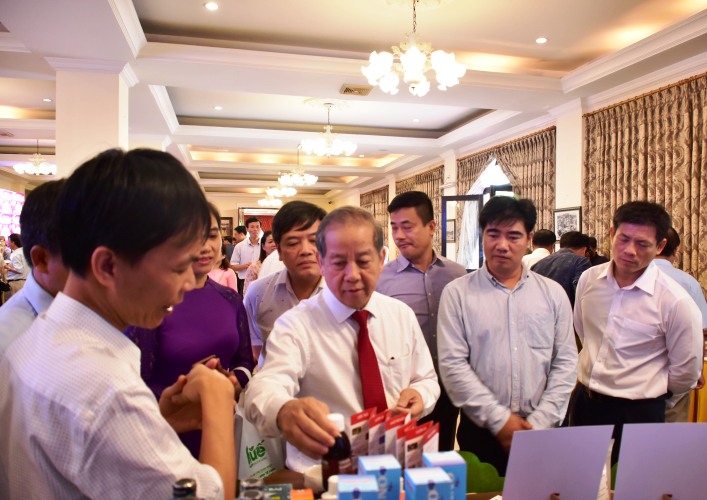 Chủ tịch UBND tỉnh Thừa Thiên Huế Phan Ngọc Thọ tham quan các không gian trưng bày của các doanh nghiệp bên lề Hội nghị