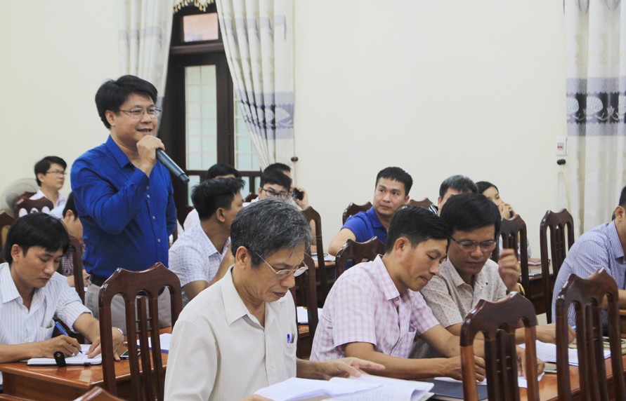 Nhà đầu tư trình bày các thắc mắc với lãnh đạo Sở TN&MT Quảng Trị.