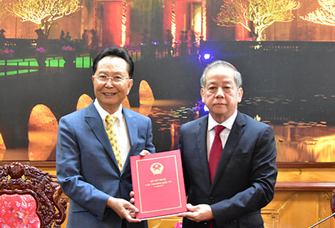 Chủ tịch UBND tỉnh Phan Ngọc Thọ trao giấy chứng nhận đăng ký đầu tư cho đại diện Công ty Billion Max Việt Nam