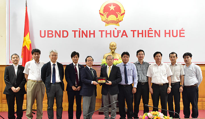 Đoàn công tác JICA nhận món quà lưu niệm từ Chủ tịch UBND tỉnh Thừa Thiên huế Phan Ngọc Thọ.