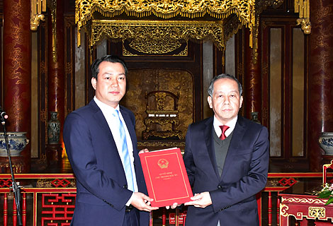 Chủ tịch UBND tỉnh Thừa Thiên Huế Phan Ngọc Thọ trao Quyết định chủ trương đầu tư Dự án cho Công ty PC Kim Long Nam vào ngày 23/01/2019