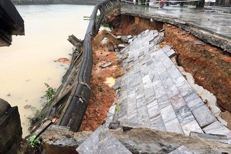 Đoạn bờ kè trước di tích Thành cổ bị sạt lở do mưa lớn vào cuối năm 2018.