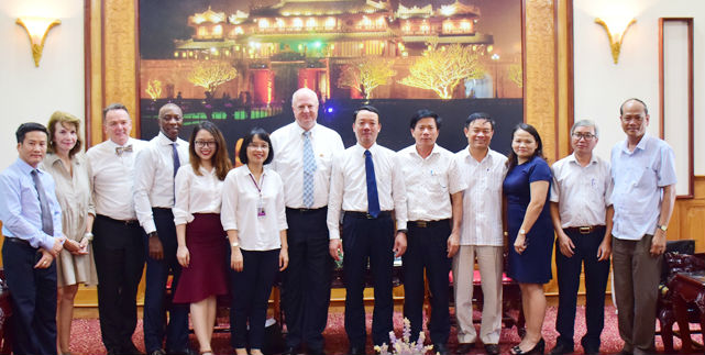 Tập đoàn Hanesbrands chụp ảnh lưu niệm với lãnh đạo tỉnh Thừa Thiên Huế