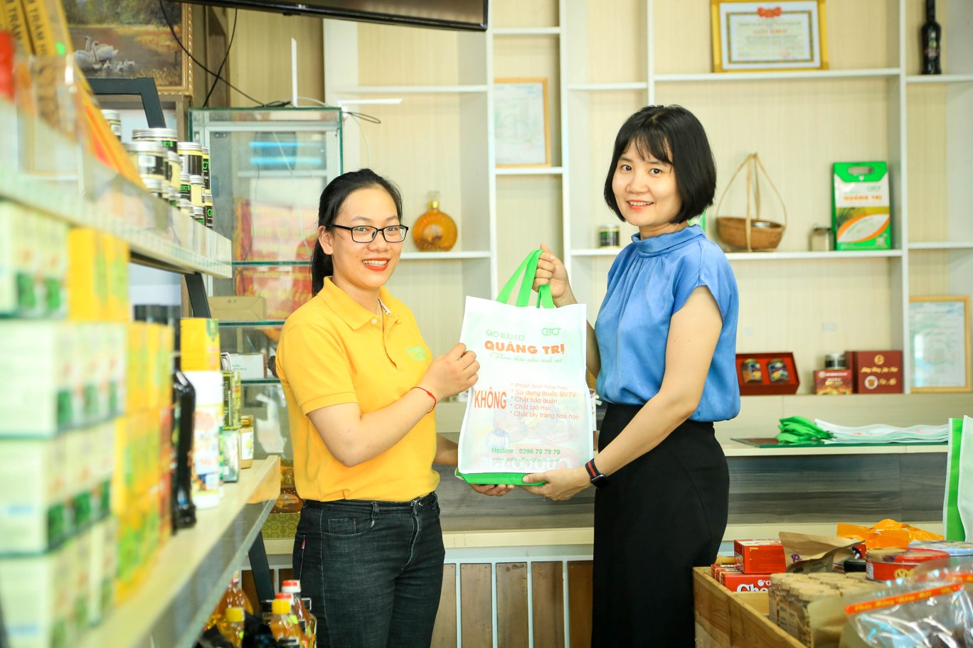 Siêu thị nông sản hữu cơ Quảng Trị tặng túi vải miễn phí cho khách hàng nhằm khuyến khích thay đổi thói quen dùng túi nilon, túi nhựa truyền thống khi mua sắm.