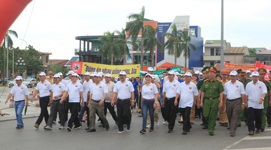 Hơn 1.500 người tham gia sự kiện đi bộ với thông điệp “Không lái xe khi đã uống rượu bia” được tổ chức tại Quảng Trị.