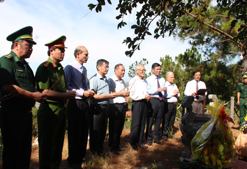 Lãnh đạo tỉnh Quảng Bình thắp hương trước mộ Đại tướng Võ Nguyên Giáp.