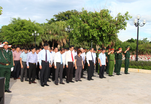 Đoàn đại biểu viếng, dâng hương Nghĩa trang Liệt sỹ Ba Dốc.