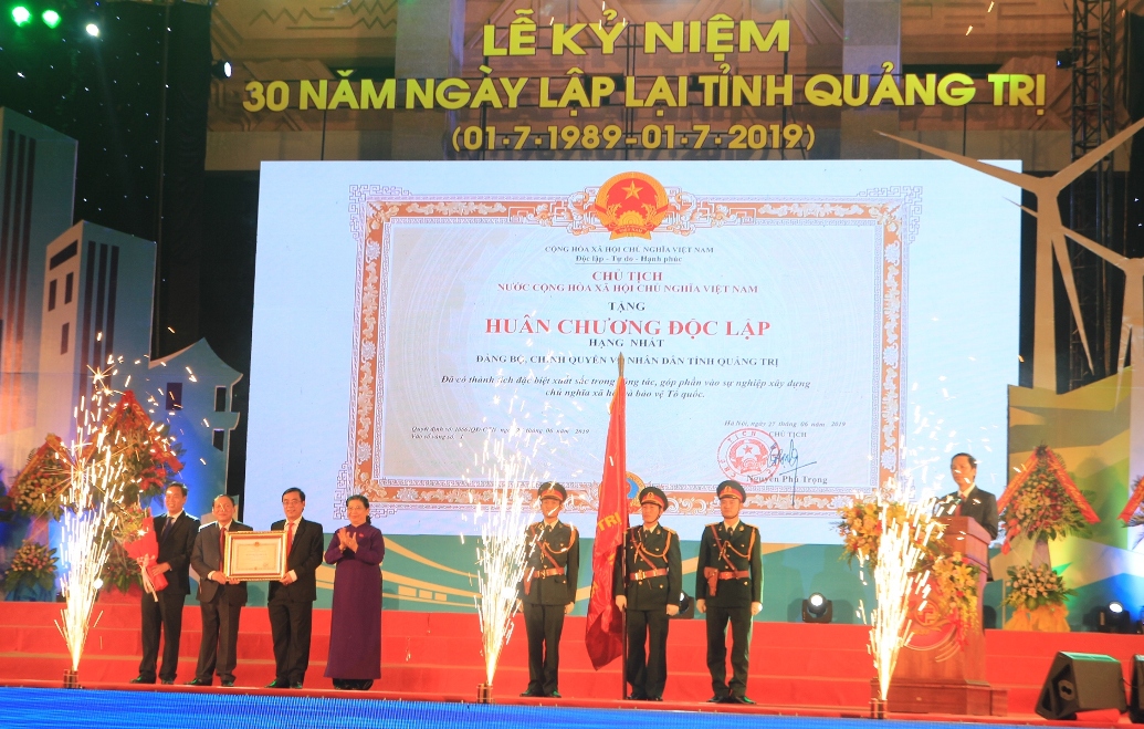  Phó Chủ tịch Thường trực Quốc hội Tòng Thị Phóng trao Huân chương Độc lập Hạng Nhất cho Đảng bộ, chính quyền và nhân dân Quảng Trị. 