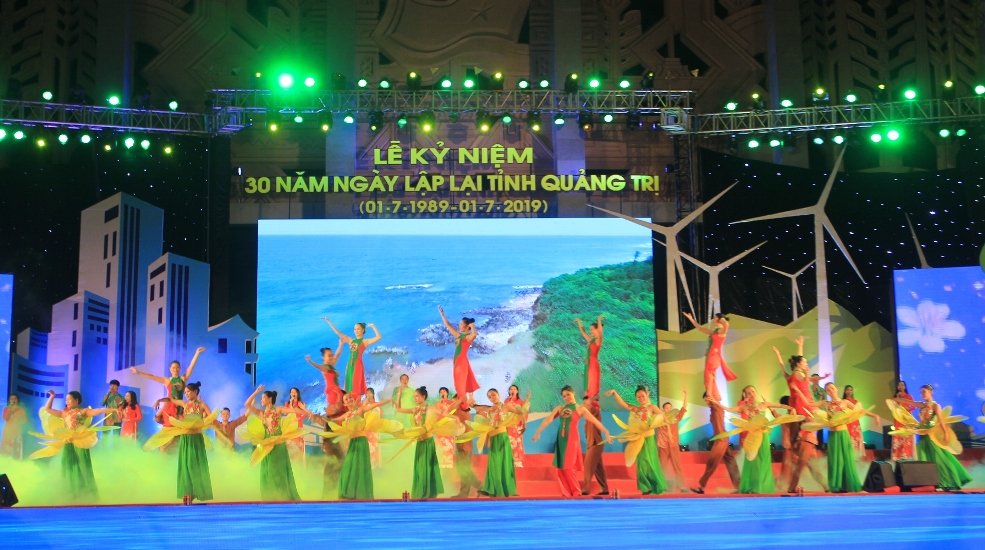 Văn nghệ chào mừng kỉ niệm 30 năm lập lại tỉnh Quảng Trị.