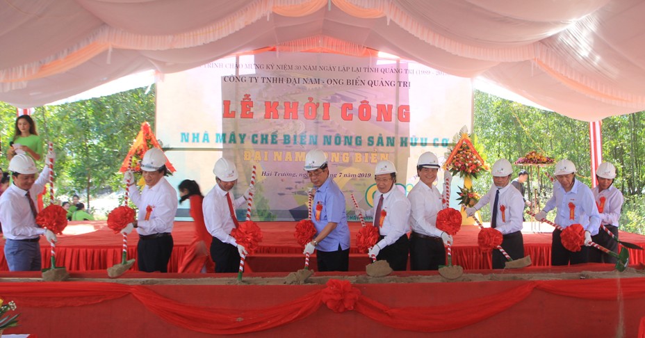 Lãnh đạo tỉnh Quảng Trị và nhà đầu tư tiến hành nghi thức khởi công Dự án án.
