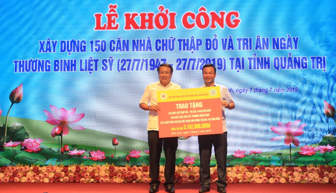 Chi hội Tán trợ Chữ thập đỏ Tình người (TP.Hà Nội) trao bảng hỗ trợ tượng trưng cho tỉnh Quảng Trị.
