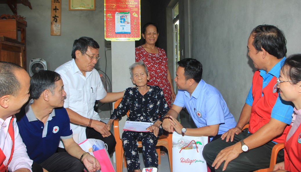 Thăm hỏi và tặng quà cho các mẹ Việt Nam anh hùng tại Quảng Trị.