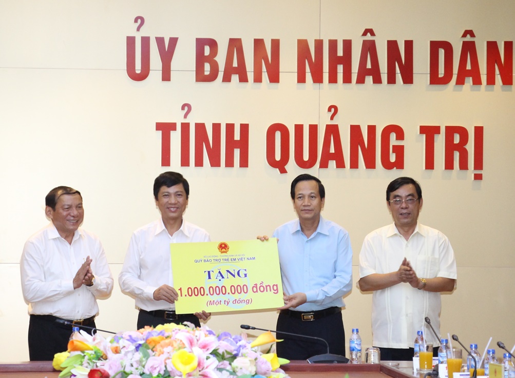 Bộ trưởng Bộ LĐ-TB&XH tặng quà cho tỉnh Quảng Trị để thực hiện công tác chính sách..
