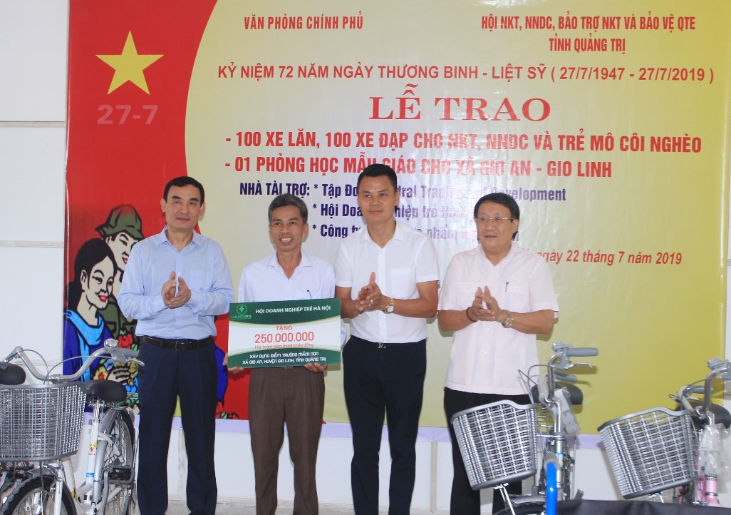 Đoàn Văn phòng Chính phủ và các nhà tài trợ trao bảng tượng trưng một phòng học mẫu giáo trị giá 250 triệu cho xã Gio An (huyện Gio Linh).