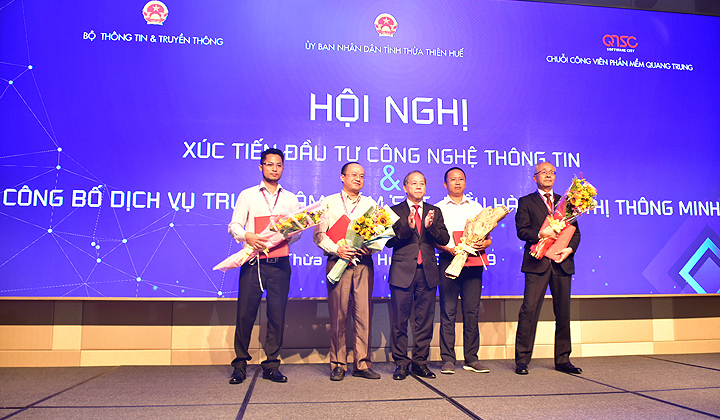 Chủ tịch UBND tỉnh Thừa Thiên Huế Phan Ngọc Thọ trao Giấy chứng nhận đầu tư về lĩnh vực CNTT cho 4 nhà đầu tại Hội nghị.jpg