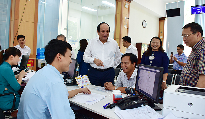 Bộ trưởng, Chủ nhiệm Văn phòng Chính phủ Mai Tiến Dũng đã đến thăm Trung tâm phục vụ hành chính công tỉnh Thừa Thiên Huế