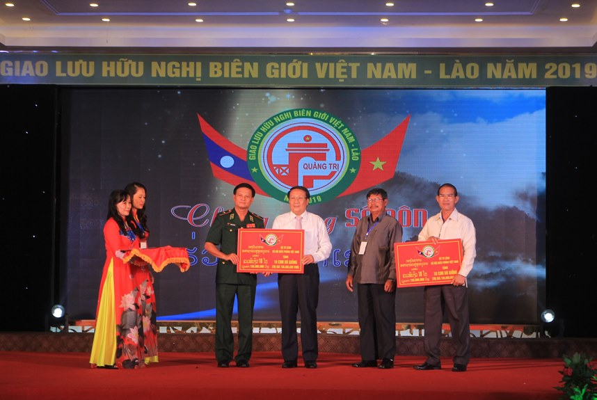 Bộ Tư lệnh BĐBP Việt Nam trao tặng bò giống cho các tỉnh hai bên biên giới Việt Nam – Lào.