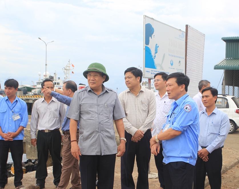 Ông Hà Sỹ Đồng cùng đoàn kiểm tra tại Cảng cá Cửa Việt.