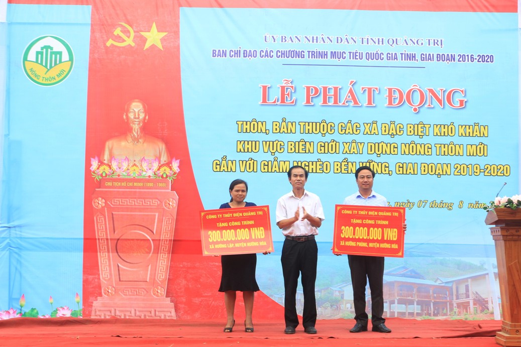 Công ty Thủy điện Quảng Trị trao tặng 2 công trình phúc lợi cho xã Hướng Phùng và xã Hướng Lập mỗi công trình có giá trị 300 triệu đồng