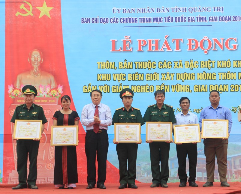 Trao bằng khen của UBND tỉnh Quảng Trị cho các cá nhân, tập thể có thành tích trong xây dựng NTM ở các xã biên giới, khó khăn.
