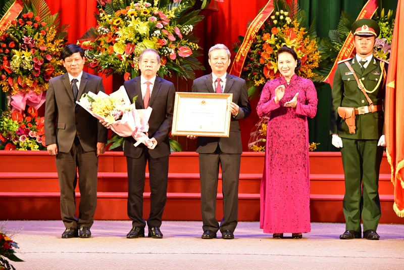 Chủ tịch Quốc hội Nguyễn Thị Kim Ngân thay mặt Đảng và Nhà nước troa tặng Huân chương Độc lập hạng Nhất cho Đảng bộ, nhân dân tỉnh Thừa Thiên Huế