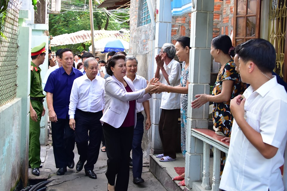 Chủ tịch Quốc hội Nguyễn Thị Kim Ngân thăm các hộ dân khu vực 1