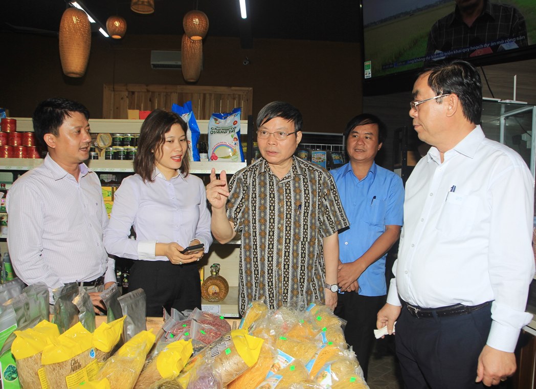 Phó Chủ tịch Quốc hội Phùng Quốc Hiển cùng lãnh đạo tỉnh Quảng Trị thăm siêu thị nông sản hữu cơ Quảng Trị.