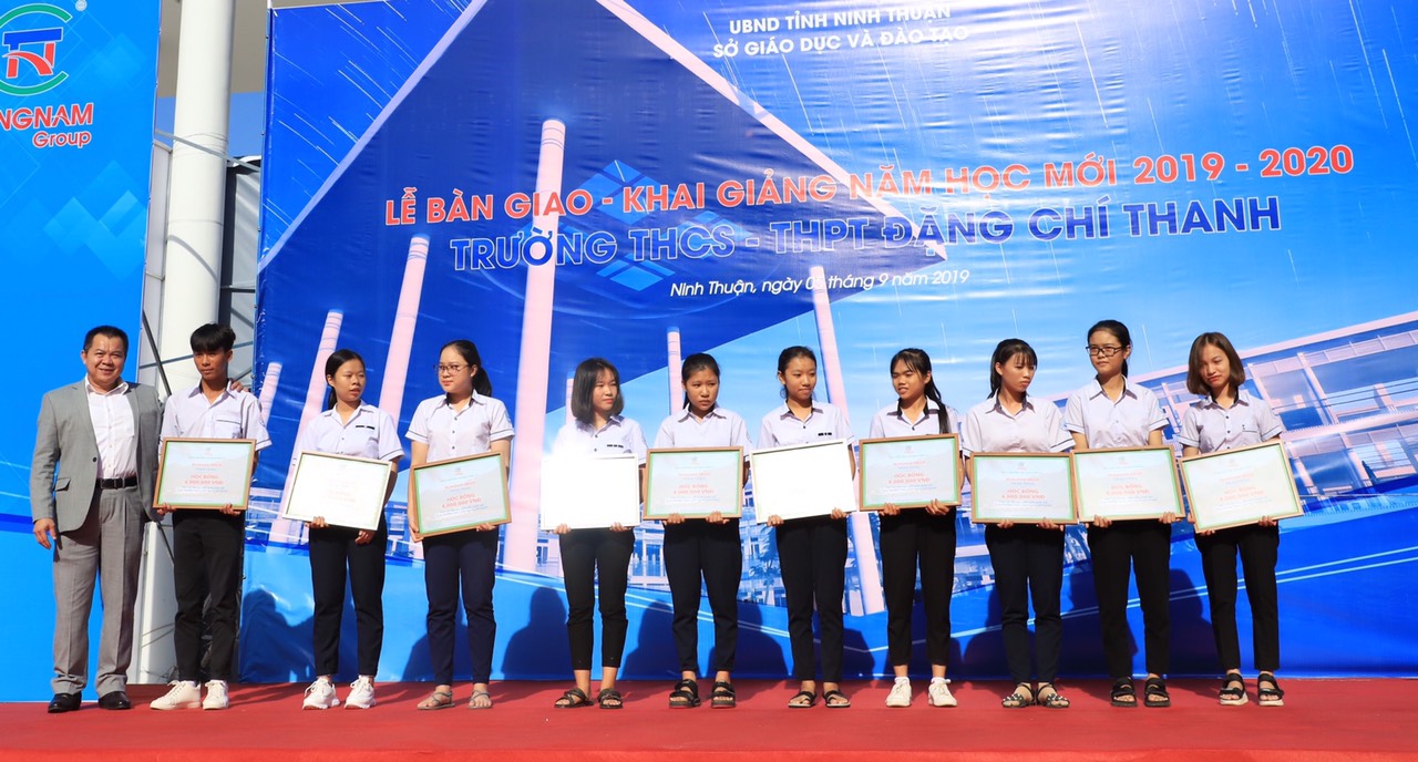 Lãnh đạo Tập đoàn Trung Nam trao học bổng cho các em học sinh có hoàn cảnh khó khăn.