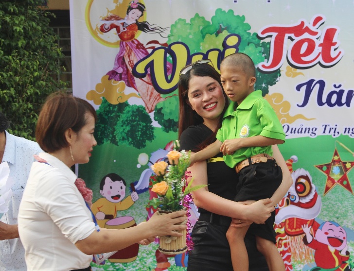 Các nhà tài trợ giao lưu cùng các em nhỏ khuyết tật.