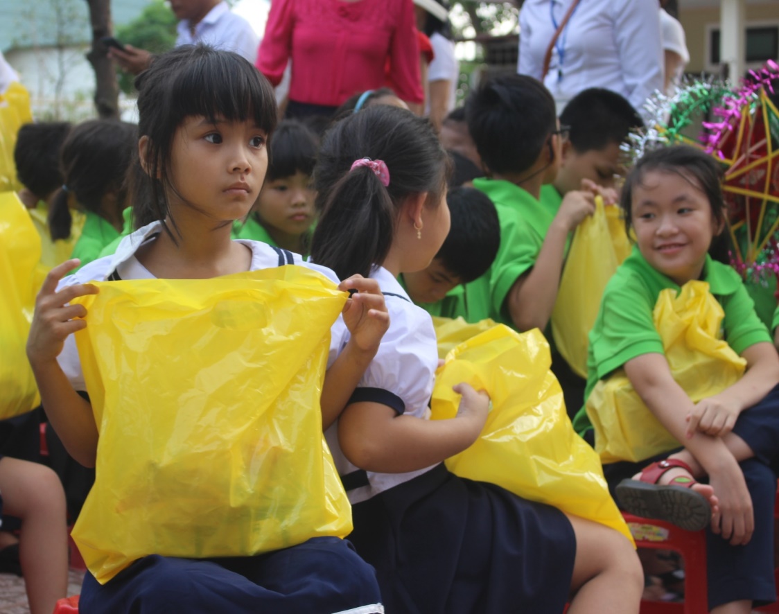 Các em nhỏ thích thú với món quà trung thu đầy ý nghĩa của các nhà tài trợ.