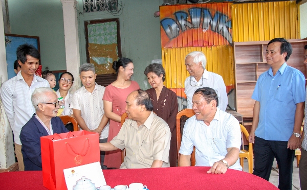 Thủ tướng Chính phủ Nguyễn Xuân Phúc và lãnh đạo tỉnh thăm và tặng quà ông Lê Đình Bá thương binh 4/4, 72 năm tuổi Đảng tại PK 2 phường 5 Tp Đông Hà