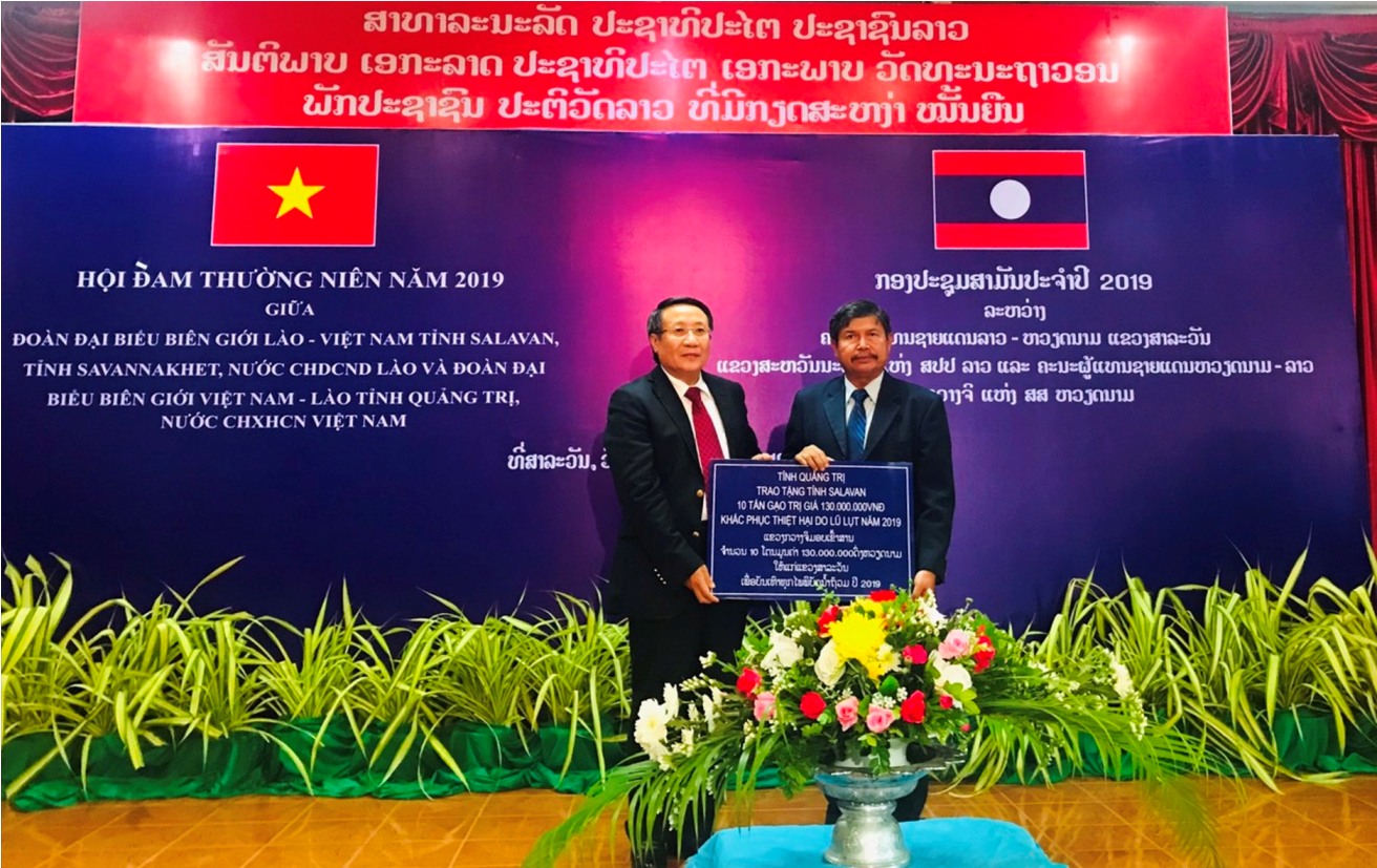 Phó Chủ tịch UBND tỉnh Quảng Trị Hà Sỹ Đồng trao hỗ trợ 10 tấn gạo cho tỉnh Salavan khắc phục hậu qu.ả đợt lũ lụt hồi đầu tháng 9/2019