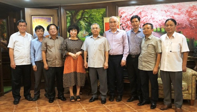 Lãnh đạo tỉnh Kon Tum chụp hình lưu niệm với lãnh đạo Tập đoàn TH